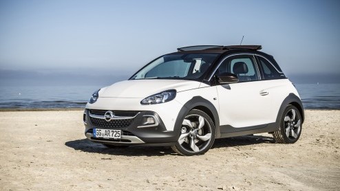 Rijtest/Autotest van Opel Adam Rocks 1.0 Turbo, voorzien van de nieuwe Opel 1.0 liter driecilinder. Een fijne krachtbron in een stoere Adam met verhoogde bodemspeling en stoffen dak.