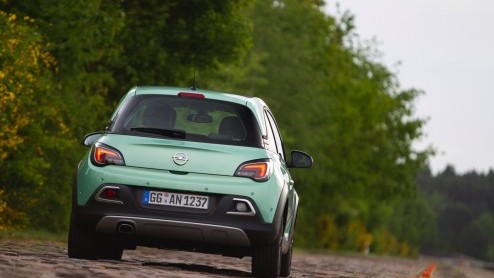 Rijtest/Autotest van Opel Adam Rocks 1.0 Turbo, voorzien van de nieuwe Opel 1.0 liter driecilinder. Een fijne krachtbron in een stoere Adam met verhoogde bodemspeling en stoffen dak.