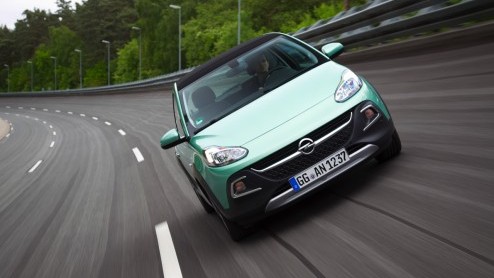 Rijtest/Autotest van Opel Adam Rocks 1.0 Turbo, voorzien van de nieuwe Opel 1.0 liter driecilinder. Een fijne krachtbron in een stoere Adam met verhoogde bodemspeling en stoffen dak.