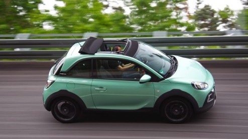 Rijtest/Autotest van Opel Adam Rocks 1.0 Turbo, voorzien van de nieuwe Opel 1.0 liter driecilinder. Een fijne krachtbron in een stoere Adam met verhoogde bodemspeling en stoffen dak.