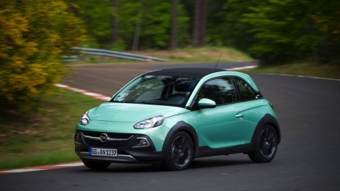 Rijtest/Autotest van Opel Adam Rocks 1.0 Turbo, voorzien van de nieuwe Opel 1.0 liter driecilinder. Een fijne krachtbron in een stoere Adam met verhoogde bodemspeling en stoffen dak.