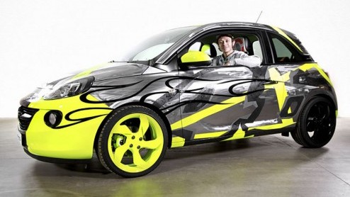 Interesse in een Opel Adam in Valentino Rossi-style? Doe een goed bod en wie weet rij je het jaar uit met deze opvallende Adam. De opbrengst doneert Opel aan het goede doel.