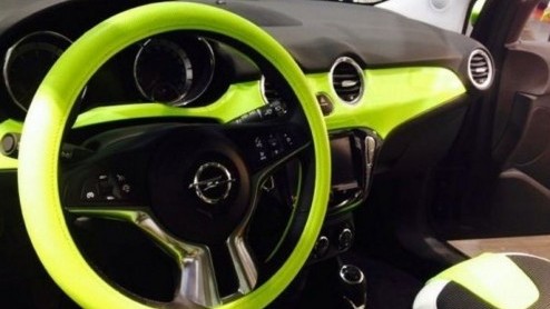 Interesse in een Opel Adam in Valentino Rossi-style? Doe een goed bod en wie weet rij je het jaar uit met deze opvallende Adam. De opbrengst doneert Opel aan het goede doel.
