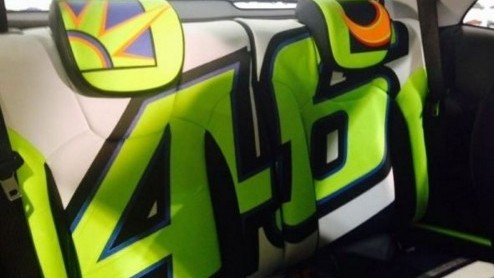Interesse in een Opel Adam in Valentino Rossi-style? Doe een goed bod en wie weet rij je het jaar uit met deze opvallende Adam. De opbrengst doneert Opel aan het goede doel.