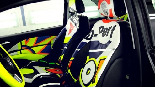 Interesse in een Opel Adam in Valentino Rossi-style? Doe een goed bod en wie weet rij je het jaar uit met deze opvallende Adam. De opbrengst doneert Opel aan het goede doel.