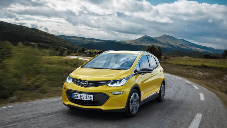 De Opel Ampera-e heeft een NEDC-actieradius van maar liefst 400 kilometer. In de praktijk zal dat zo'n 300 km zijn, nog steeds meer dan de directe concurrentie.