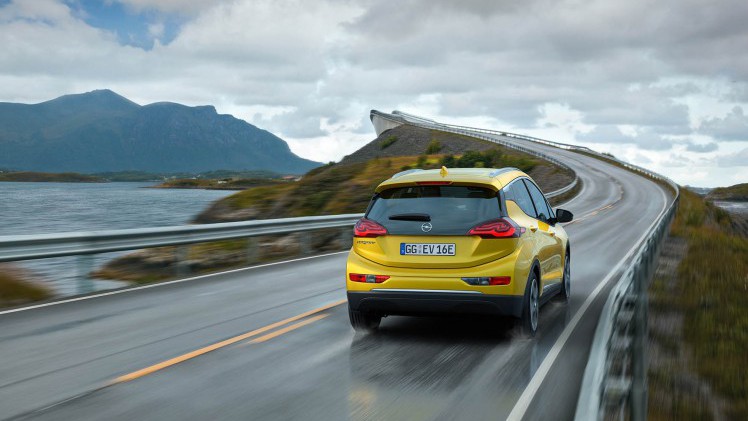 De Opel Ampera-e heeft een NEDC-actieradius van maar liefst 400 kilometer. In de praktijk zal dat zo'n 300 km zijn, nog steeds meer dan de directe concurrentie.