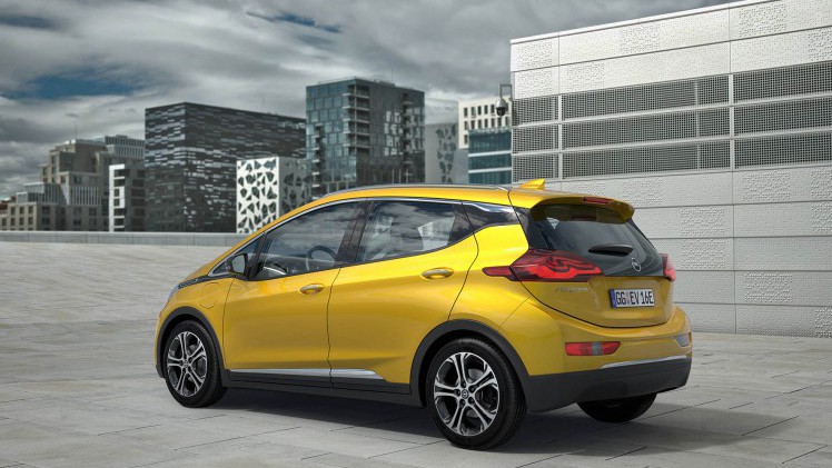 De Opel Ampera-e heeft een NEDC-actieradius van maar liefst 400 kilometer. In de praktijk zal dat zo'n 300 km zijn, nog steeds meer dan de directe concurrentie.