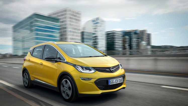 De Opel Ampera-e heeft een NEDC-actieradius van maar liefst 400 kilometer. In de praktijk zal dat zo'n 300 km zijn, nog steeds meer dan de directe concurrentie.
