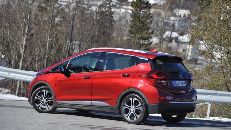 Opel levert voor het einde van het jaar de eerste exemplaren van de Ampera-e uit, een volledig elektrische ruimtewagen met een aantrekkelijk lage bijtelling.