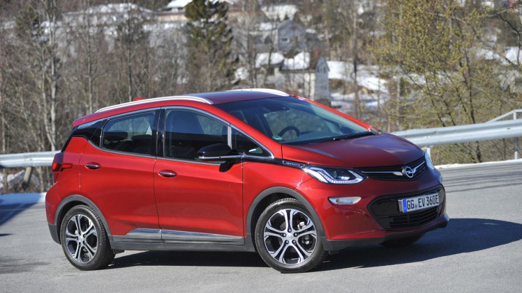 Opel levert voor het einde van het jaar de eerste exemplaren van de Ampera-e uit, een volledig elektrische ruimtewagen met een aantrekkelijk lage bijtelling.