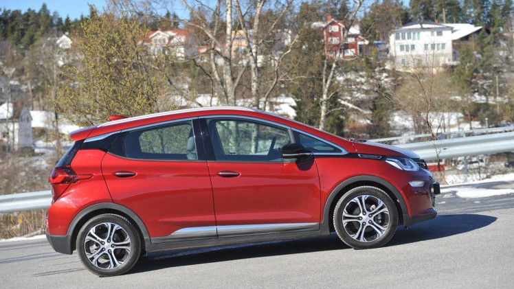 Opel levert voor het einde van het jaar de eerste exemplaren van de Ampera-e uit, een volledig elektrische ruimtewagen met een aantrekkelijk lage bijtelling.