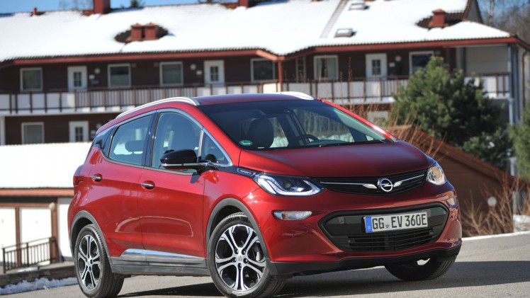 Opel levert voor het einde van het jaar de eerste exemplaren van de Ampera-e uit, een volledig elektrische ruimtewagen met een aantrekkelijk lage bijtelling.