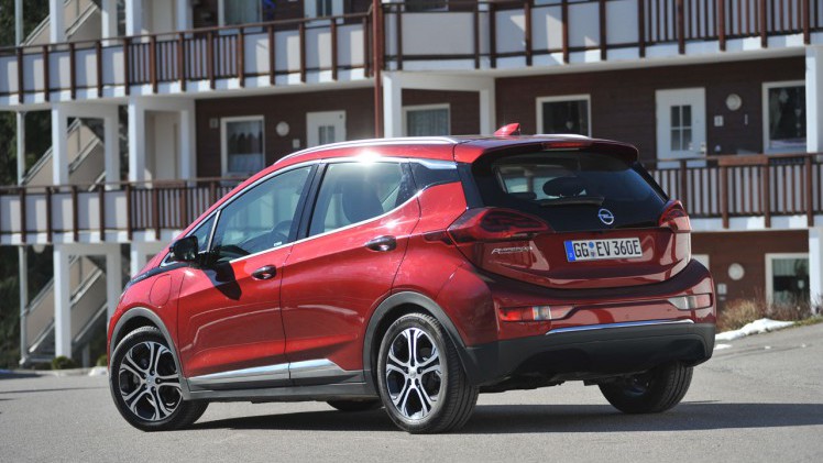Opel levert voor het einde van het jaar de eerste exemplaren van de Ampera-e uit, een volledig elektrische ruimtewagen met een aantrekkelijk lage bijtelling.