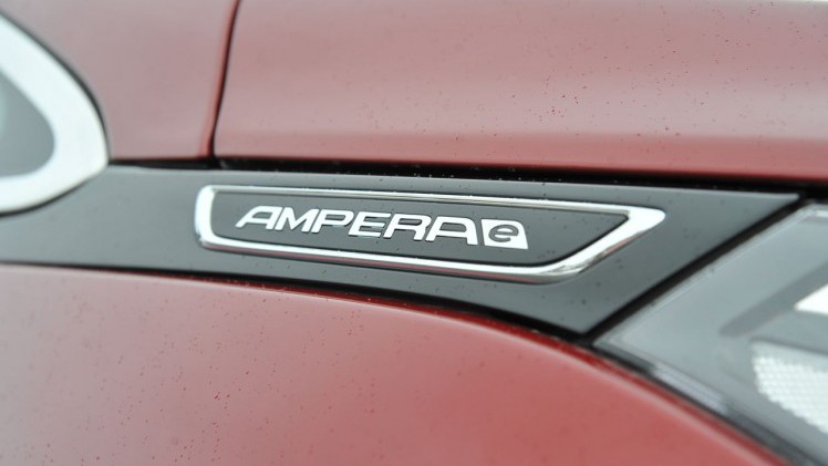 Opel levert voor het einde van het jaar de eerste exemplaren van de Ampera-e uit, een volledig elektrische ruimtewagen met een aantrekkelijk lage bijtelling.