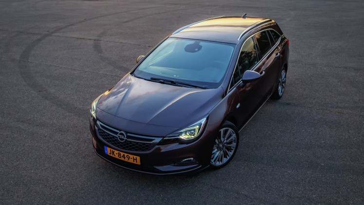 Autotest Opel Astra Sports Tourer. Is de nieuwe Astra Stationwagon met zijn begeerlijke titels als Auto van het Jaar en Private Leaseauto van het Jaar ook echt prijzenswaardig?