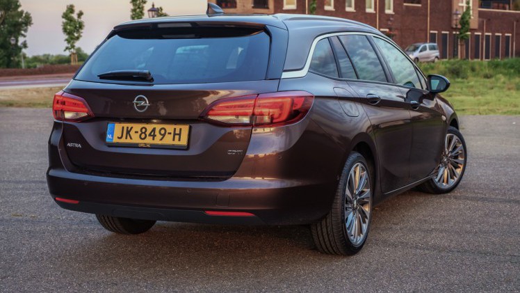 Autotest Opel Astra Sports Tourer. Is de nieuwe Astra Stationwagon met zijn begeerlijke titels als Auto van het Jaar en Private Leaseauto van het Jaar ook echt prijzenswaardig?