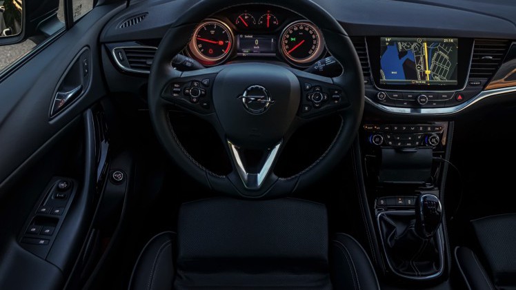 Autotest Opel Astra Sports Tourer. Is de nieuwe Astra Stationwagon met zijn begeerlijke titels als Auto van het Jaar en Private Leaseauto van het Jaar ook echt prijzenswaardig?