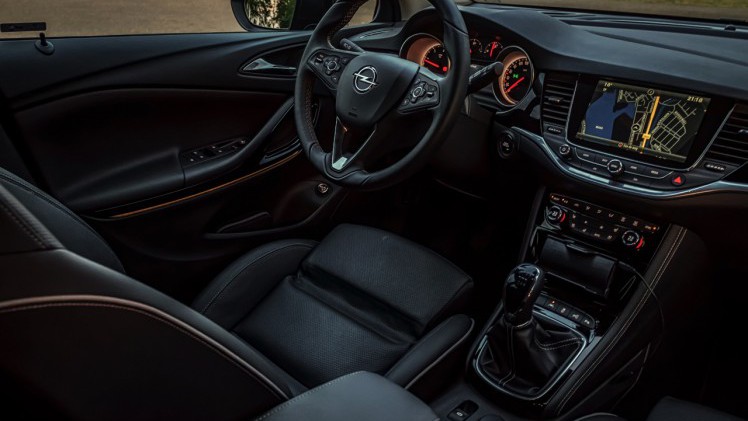 Autotest Opel Astra Sports Tourer. Is de nieuwe Astra Stationwagon met zijn begeerlijke titels als Auto van het Jaar en Private Leaseauto van het Jaar ook echt prijzenswaardig?