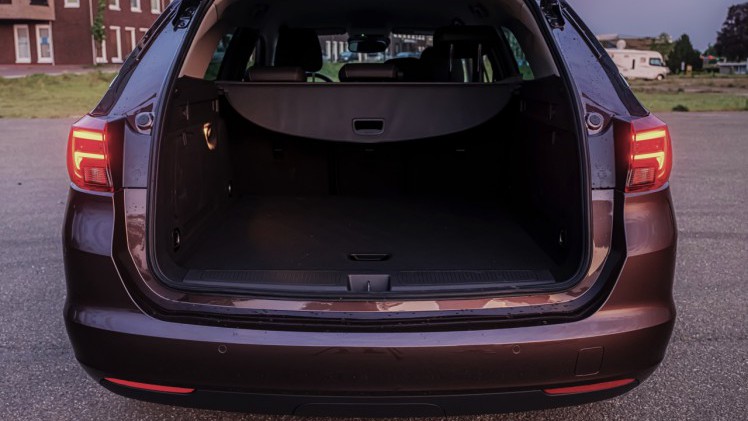 Autotest Opel Astra Sports Tourer. Is de nieuwe Astra Stationwagon met zijn begeerlijke titels als Auto van het Jaar en Private Leaseauto van het Jaar ook echt prijzenswaardig?
