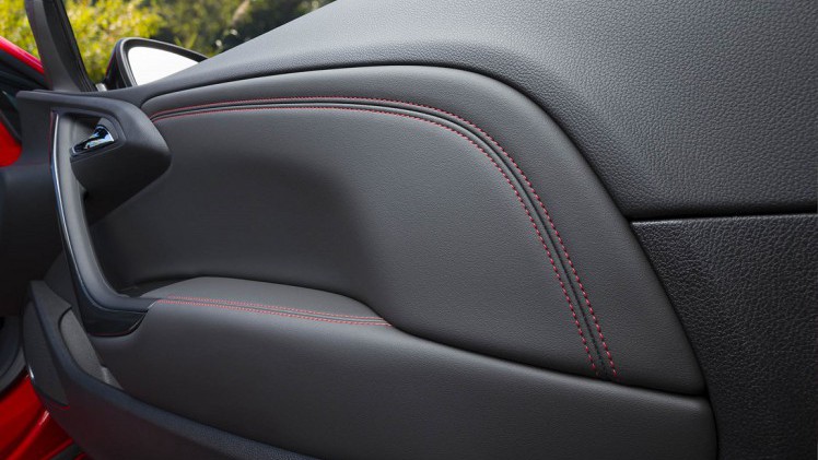 De Opel Cascada Supreme werd vorig jaar in Parijs onthuld en is inmiddels leverbaar geworden. Extra uitrusting met een lekker fel kleurtje.