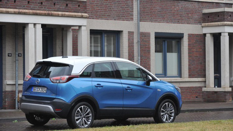Opel lanceert de Crossland X als opvolger van de ruimtelijke Meriva. Qua gebruiksmogelijkheden doet de nieuwe crossover nauwelijks voor zijn voorganger onder.