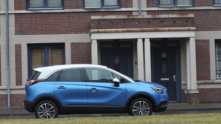 Opel lanceert de Crossland X als opvolger van de ruimtelijke Meriva. Qua gebruiksmogelijkheden doet de nieuwe crossover nauwelijks voor zijn voorganger onder.
