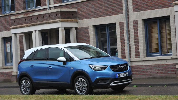 Opel lanceert de Crossland X als opvolger van de ruimtelijke Meriva. Qua gebruiksmogelijkheden doet de nieuwe crossover nauwelijks voor zijn voorganger onder.