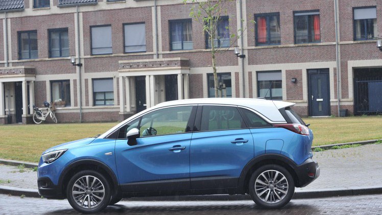 Opel lanceert de Crossland X als opvolger van de ruimtelijke Meriva. Qua gebruiksmogelijkheden doet de nieuwe crossover nauwelijks voor zijn voorganger onder.