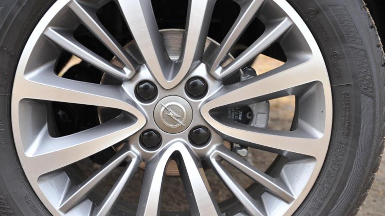 Opel lanceert de Crossland X als opvolger van de ruimtelijke Meriva. Qua gebruiksmogelijkheden doet de nieuwe crossover nauwelijks voor zijn voorganger onder.