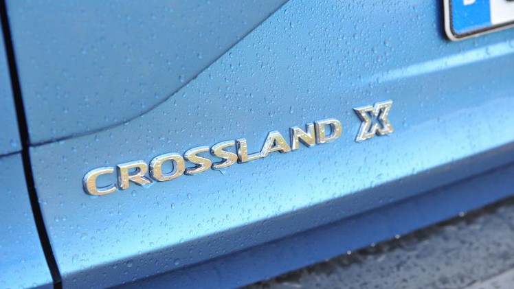 Opel lanceert de Crossland X als opvolger van de ruimtelijke Meriva. Qua gebruiksmogelijkheden doet de nieuwe crossover nauwelijks voor zijn voorganger onder.