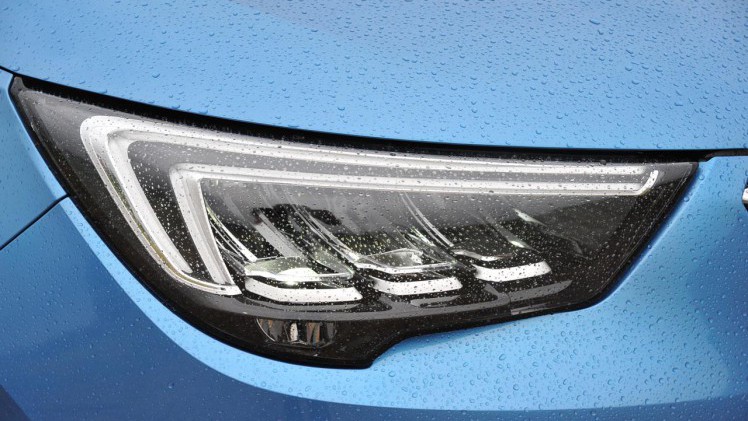 Opel lanceert de Crossland X als opvolger van de ruimtelijke Meriva. Qua gebruiksmogelijkheden doet de nieuwe crossover nauwelijks voor zijn voorganger onder.