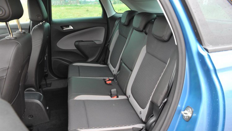 Opel lanceert de Crossland X als opvolger van de ruimtelijke Meriva. Qua gebruiksmogelijkheden doet de nieuwe crossover nauwelijks voor zijn voorganger onder.