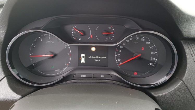 Opel plaatst zich met de nieuwe Grandland X keurig tussen de middenklasse SUV's die zeer populair zijn in de Europese markt. Autovandaag reed de benzineversie.