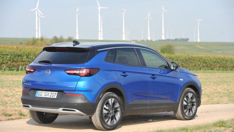 Opel plaatst zich met de nieuwe Grandland X keurig tussen de middenklasse SUV's die zeer populair zijn in de Europese markt. Autovandaag reed de benzineversie.
