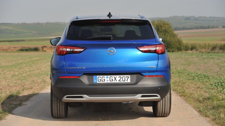 Opel plaatst zich met de nieuwe Grandland X keurig tussen de middenklasse SUV's die zeer populair zijn in de Europese markt. Autovandaag reed de benzineversie.