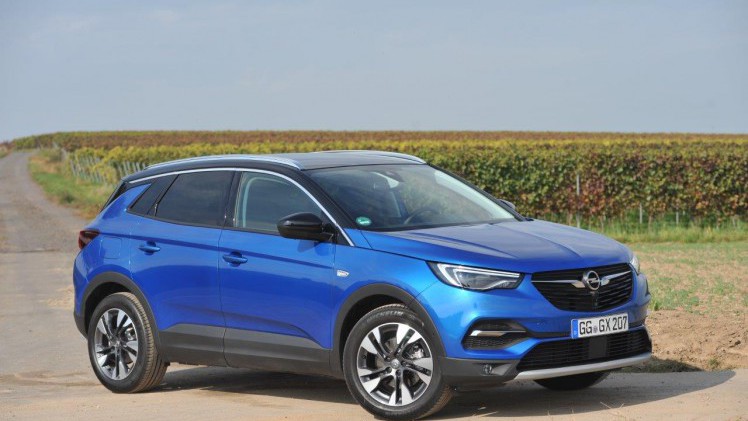 Opel plaatst zich met de nieuwe Grandland X keurig tussen de middenklasse SUV's die zeer populair zijn in de Europese markt. Autovandaag reed de benzineversie.