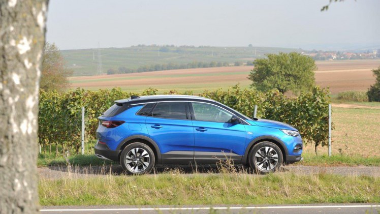 Opel plaatst zich met de nieuwe Grandland X keurig tussen de middenklasse SUV's die zeer populair zijn in de Europese markt. Autovandaag reed de benzineversie.