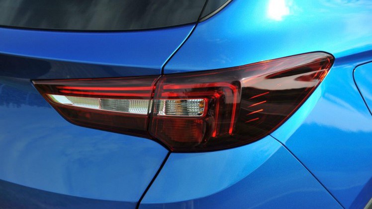 Opel plaatst zich met de nieuwe Grandland X keurig tussen de middenklasse SUV's die zeer populair zijn in de Europese markt. Autovandaag reed de benzineversie.