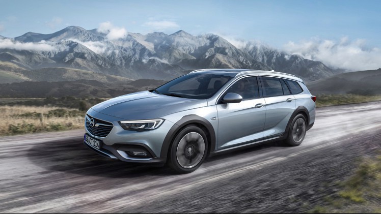 Opel presenteert de off-roaduitvoering van de nieuwe Insignia, de Country Tourer. De auto staat volgens het gebruikelijke recept hoger op de wielen en is voorzien van een stoerder uiterlijk.