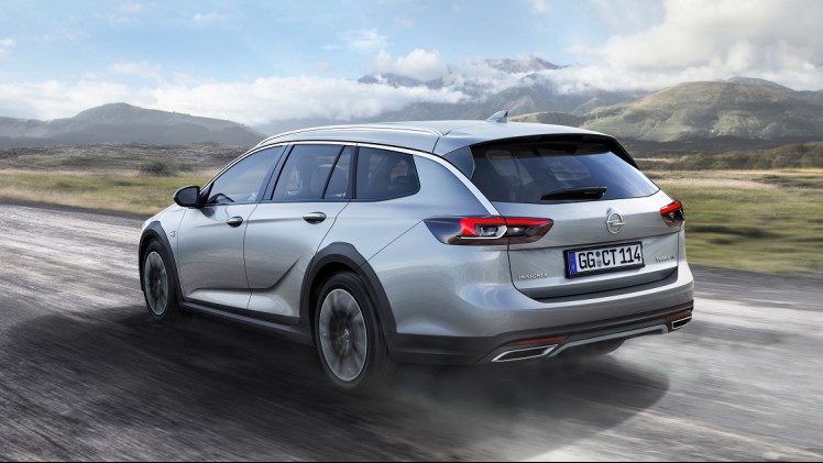 Opel presenteert de off-roaduitvoering van de nieuwe Insignia, de Country Tourer. De auto staat volgens het gebruikelijke recept hoger op de wielen en is voorzien van een stoerder uiterlijk.