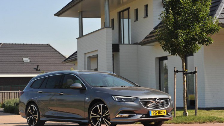 Opel breidt het leveringsprogramma van de nieuwe Insignia uit met de Sports Tourer, een sportief en elegant gelijnde stationwagon.