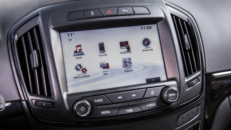 De Opel Insignia is nu leverbaar met het nieuwe Navi 900 Intellilink systeem en Opel Onstar, waarmee de auto beschikt over 4G LTE Wifi verbinding voor internet.