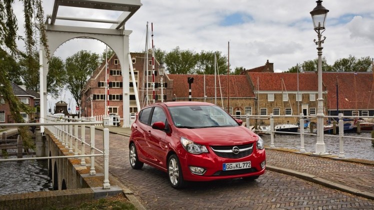 Autotest Opel Karl, de nieuwe vijfdeurs stadsauto van Opel met 1.0 EcoFlex motor, relatief veel ruimte en luxe uitrusting.
