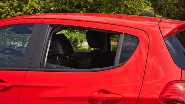 Autotest Opel Karl, de nieuwe vijfdeurs stadsauto van Opel met 1.0 EcoFlex motor, relatief veel ruimte en luxe uitrusting.