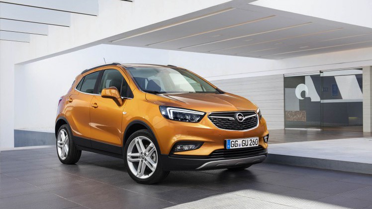 Opel vernieuwt Mokka tot Mokka X. Het faceliftmodel ziet er stoerder uit en beleeft zijn introductie op de Autosalon van Genve 2016.