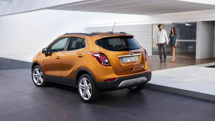 Opel vernieuwt Mokka tot Mokka X. Het faceliftmodel ziet er stoerder uit en beleeft zijn introductie op de Autosalon van Genve 2016.