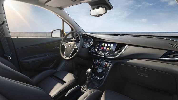 Opel vernieuwt Mokka tot Mokka X. Het faceliftmodel ziet er stoerder uit en beleeft zijn introductie op de Autosalon van Genve 2016.