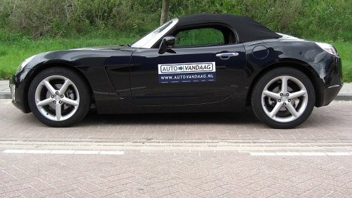 De potentile klassieker n de leukste Opel in tijden, de Speedster, heeft het veld moeten ruimen voor een nieuwe roadster met klassieke naam, de GT. Veertig jaar na de poor mans Corvette heeft Opel