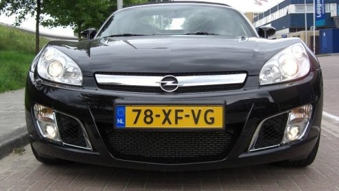 De potentile klassieker n de leukste Opel in tijden, de Speedster, heeft het veld moeten ruimen voor een nieuwe roadster met klassieke naam, de GT. Veertig jaar na de poor mans Corvette heeft Opel